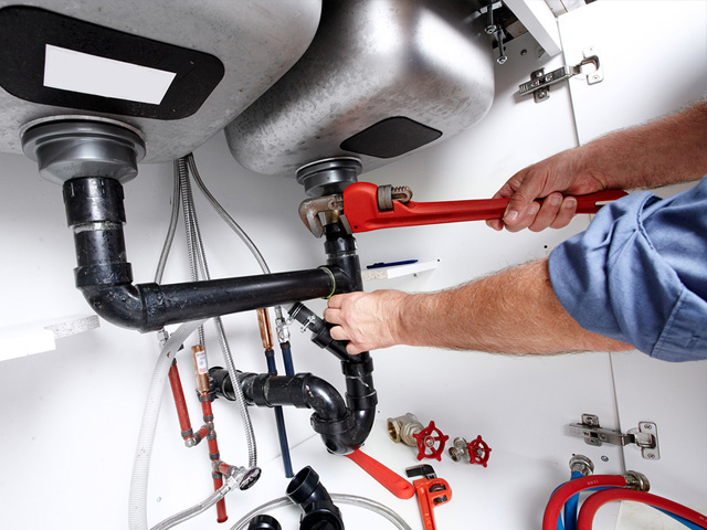 a man fixing a pipe | Fast 24/7 Pipe Burst Emergency Services in Mississauga